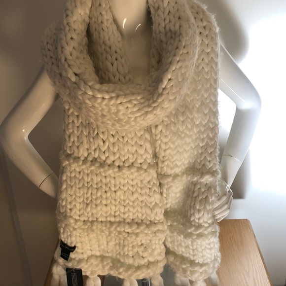 ❄️ NWT - Handmade Chunky Cozy Chenille White scarf - Picture 6 of 6